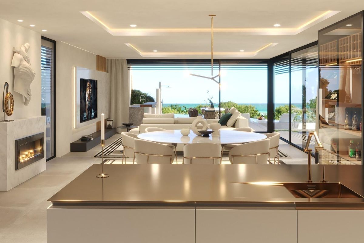 Hedendaagse eetruimte met zeezicht in een luxe villa in Benalmádena, Costa del Sol, ideaal voor bijeenkomsten.