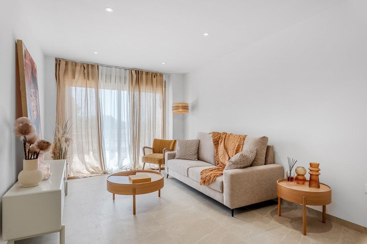 Gezellige woonruimte met natuurlijk licht in een 3-slaapkamer penthouse in Jacarilla, Costa Blanca Zuid, Spanje.