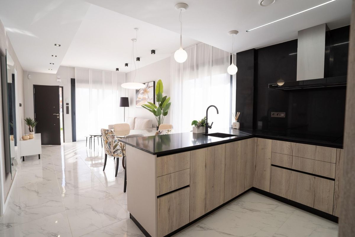 Contemporary keuken in een 3-slaapkamer appartement op de begane grond in Pilar de La Horadada, met moderne apparatuur.