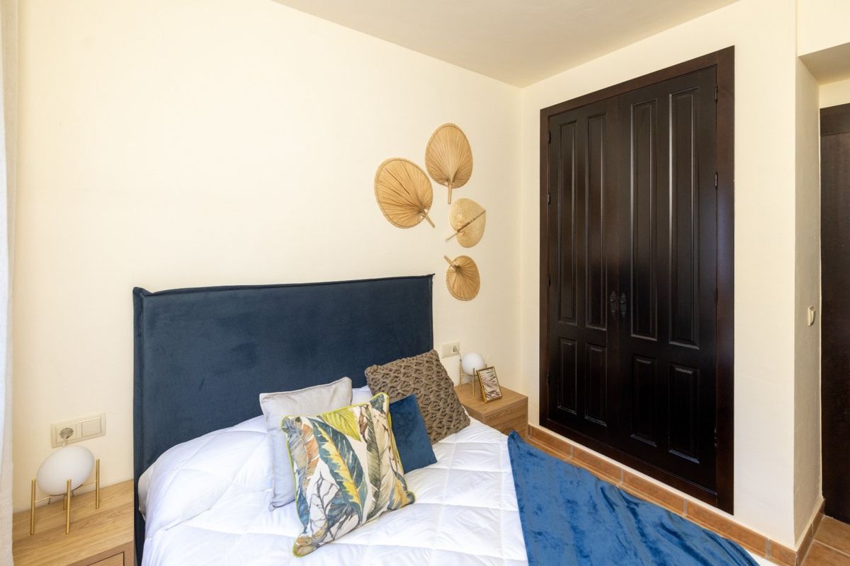 Chique slaapkamer met moderne decoratie en een gezellig bed in de 3-slaapkamer villa in Fuente Álamo.