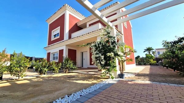 Buitenkant van een 4-slaapkamer villa in Lorca, met een levendige gevel en aangelegde tuin.