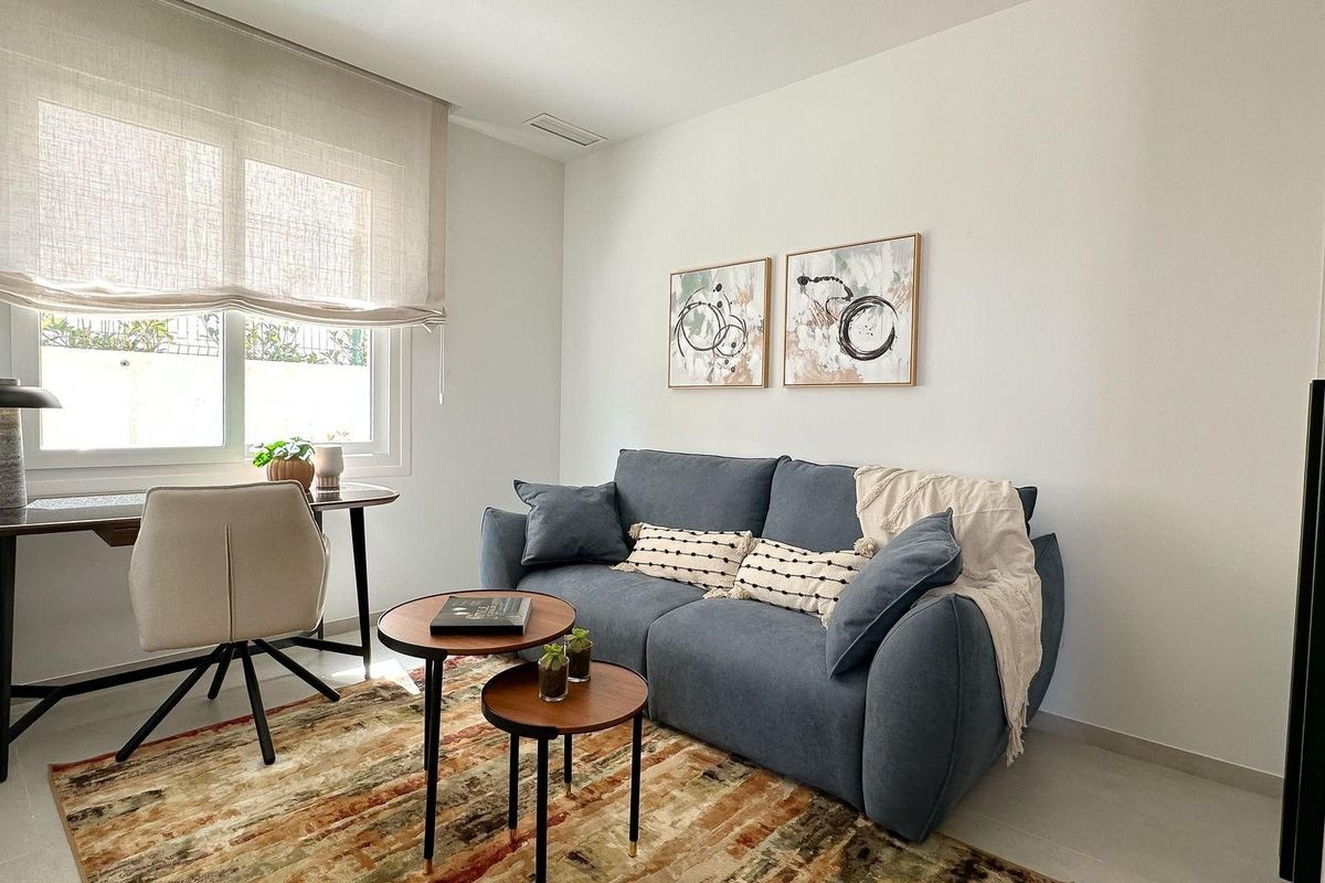 Comfortabele studeerkamer in een townhouse in Algorfa, met een bank en bureau met natuurlijk licht.
