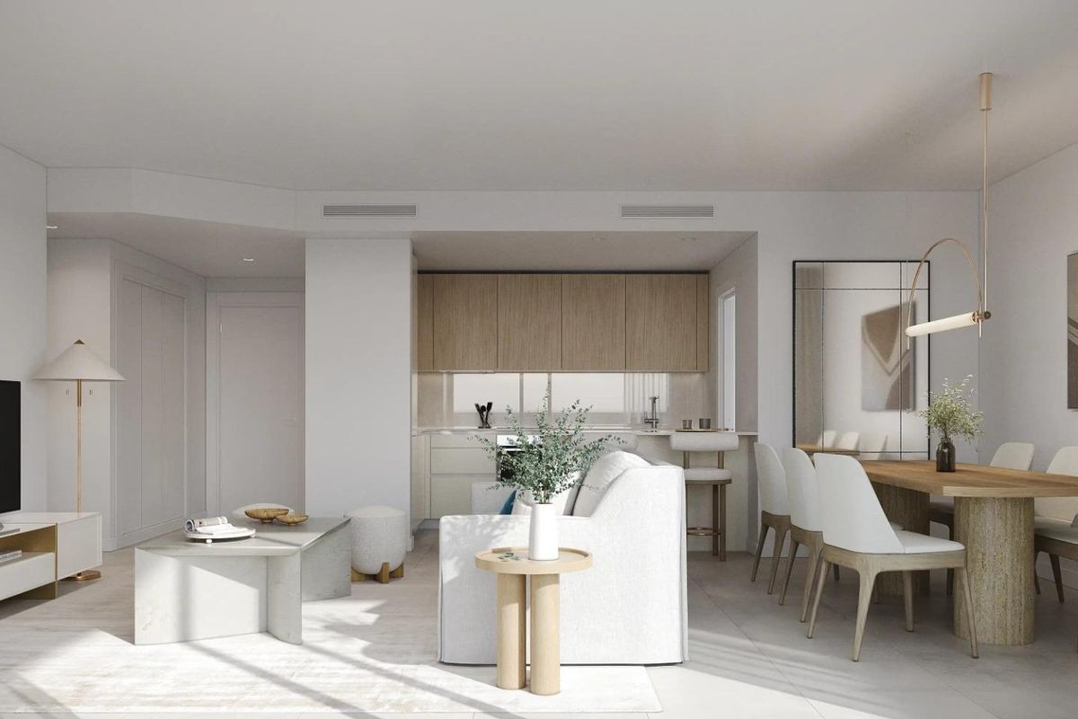 Lichtgevulde woon- en eetruimte met moderne meubels in een appartement in Estepona.