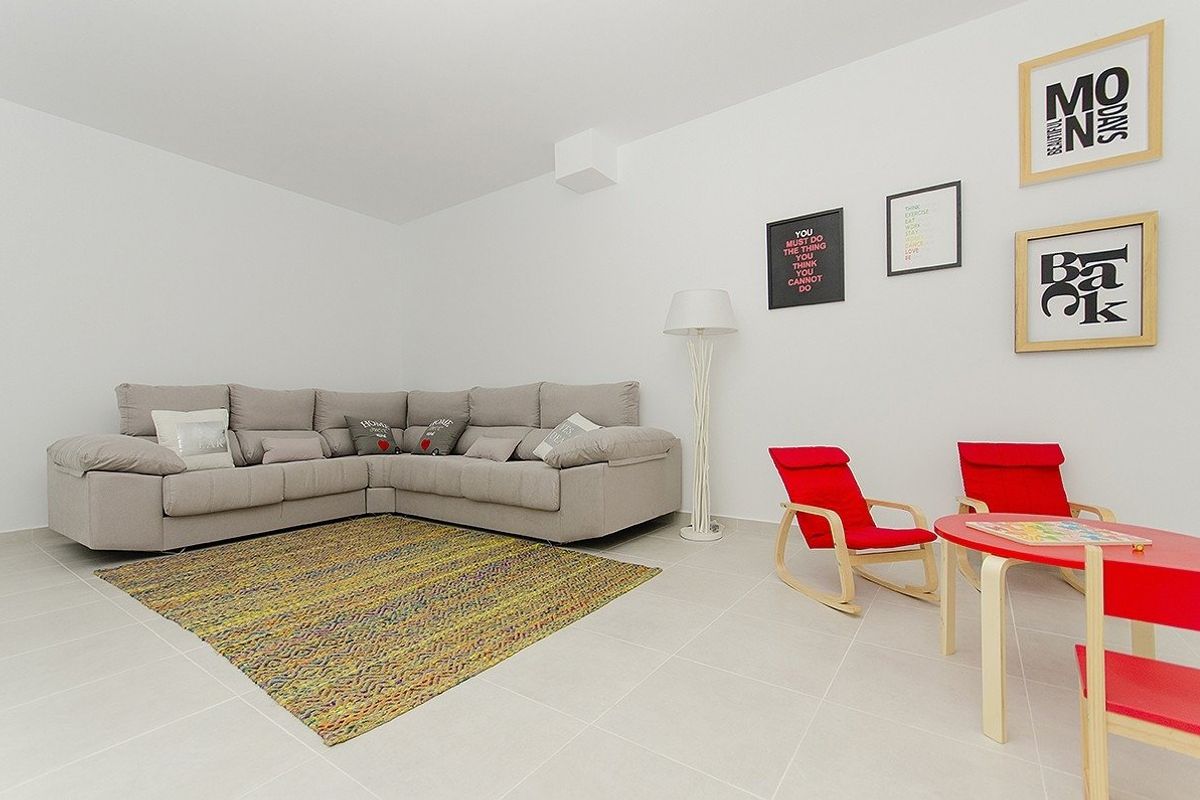 Uitnodigende woonruimte in een 4-slaapkamer villa in Cartagena, met een comfortabele bank en levendige decoraties voor ontspanning.