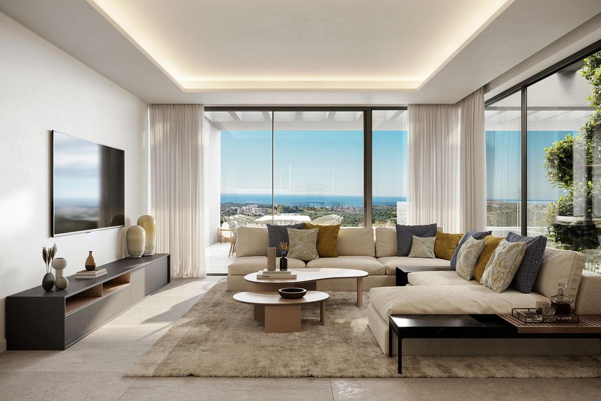 Moderne woonkamer met een bank, stijlvolle decoratie en panoramisch uitzicht in een appartement in Casares.