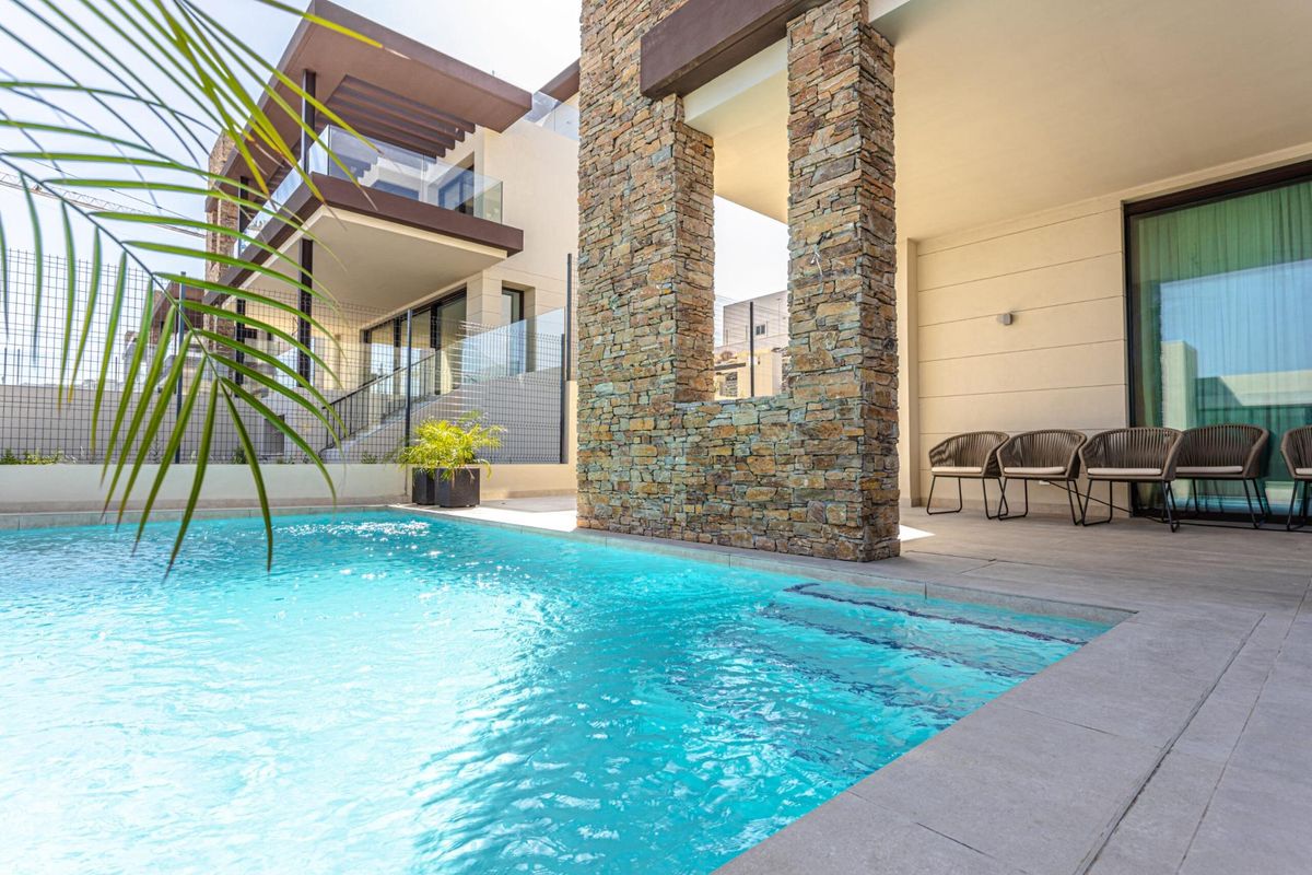 Close-up van het zwembadgedeelte van de villa, met helder water en stijlvolle zitplaatsen in Benahavís.