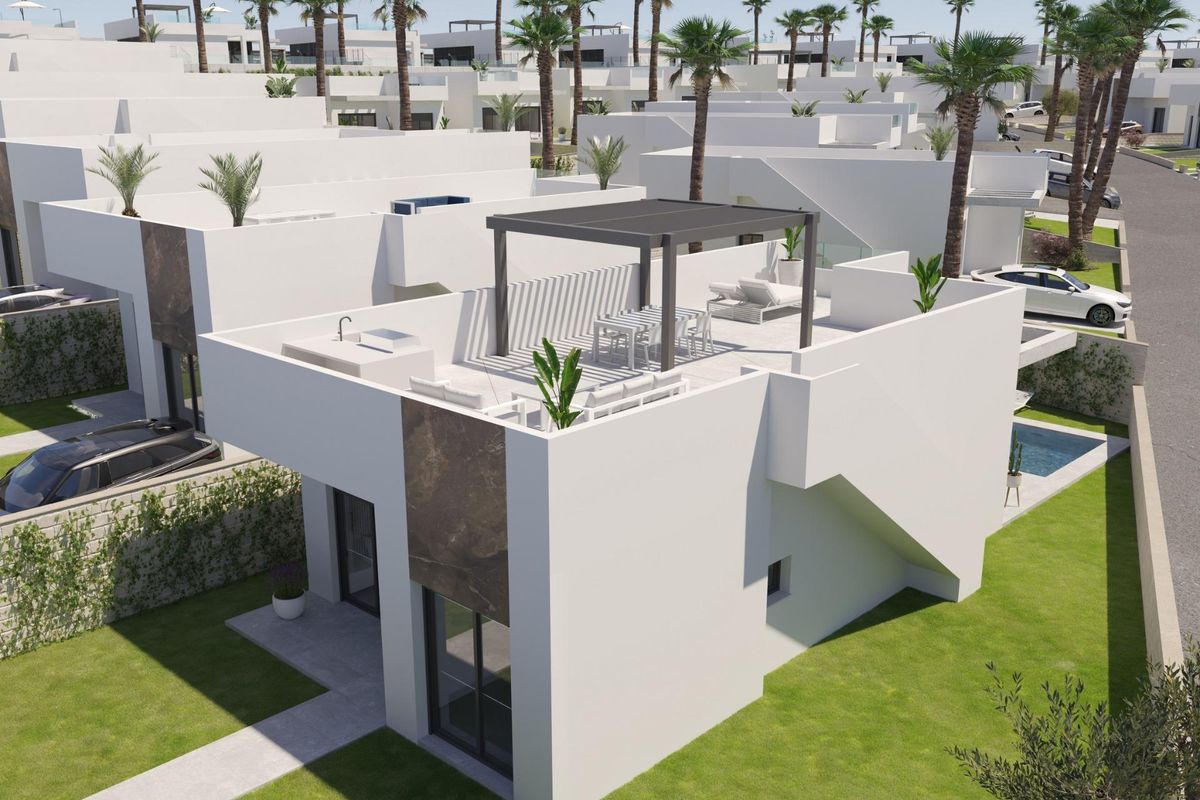 Luchtfoto van een moderne villa gemeenschap in Algorfa, Costa Blanca, met daken en palmbomen.