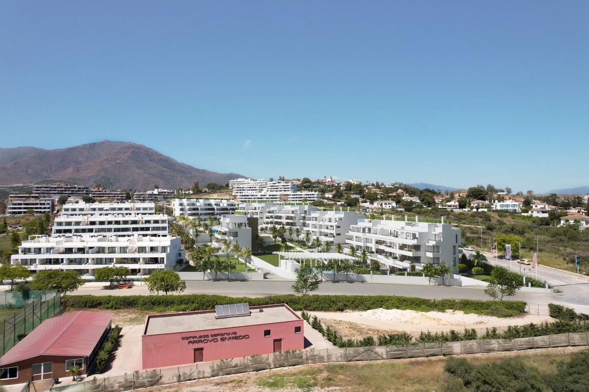 Overzicht van de Estepona-gemeenschap met moderne appartementen en omliggend groen.