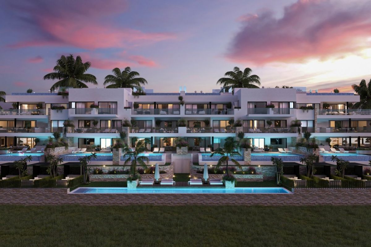 Verlichte buitenkant van het luxe penthousecomplex met aantrekkelijke landschapsarchitectuur in Orihuela, Costa Blanca.