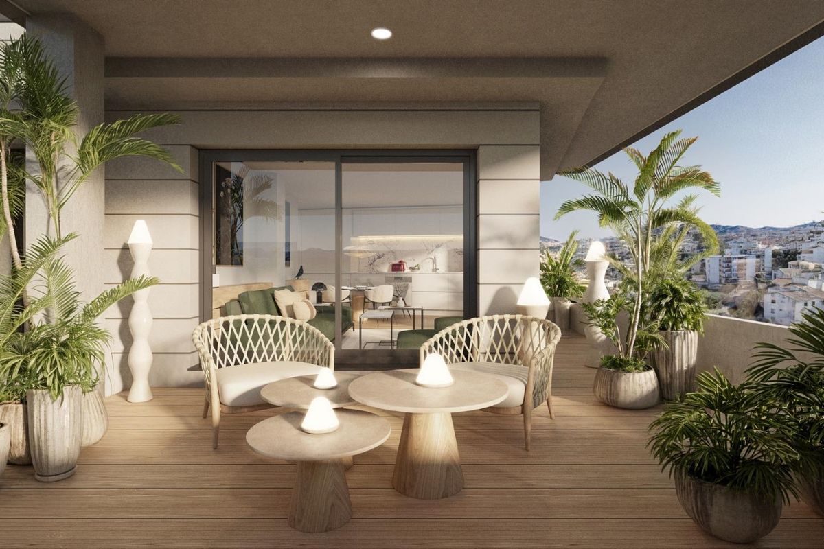 Chique terras van een penthouse in Estepona, met elegante zitplaatsen en een ontspannen sfeer.