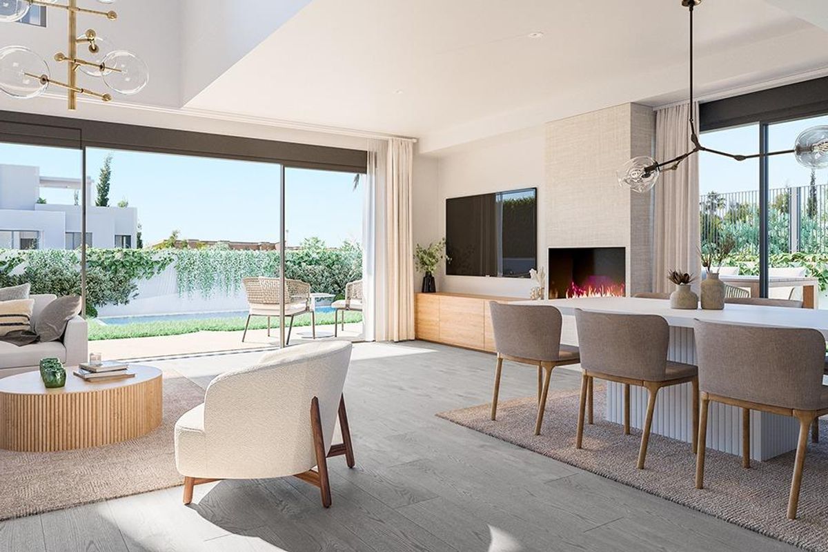 Heldere woonkamer en eetkamer van een 4-slaapkamer huis, met moderne inrichting in San Juan, Alicante.