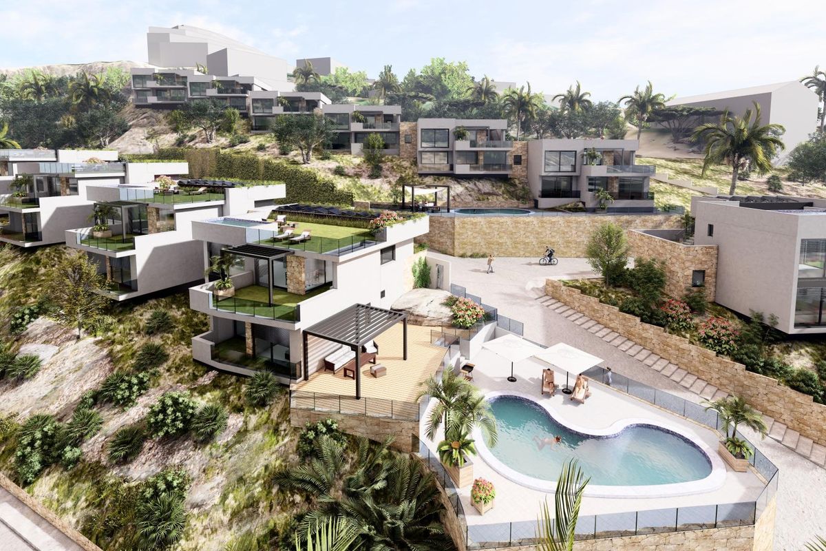 Buitenaanzicht van moderne townhouses met weelderige tuinen en een gedeeld zwembad in Altea.