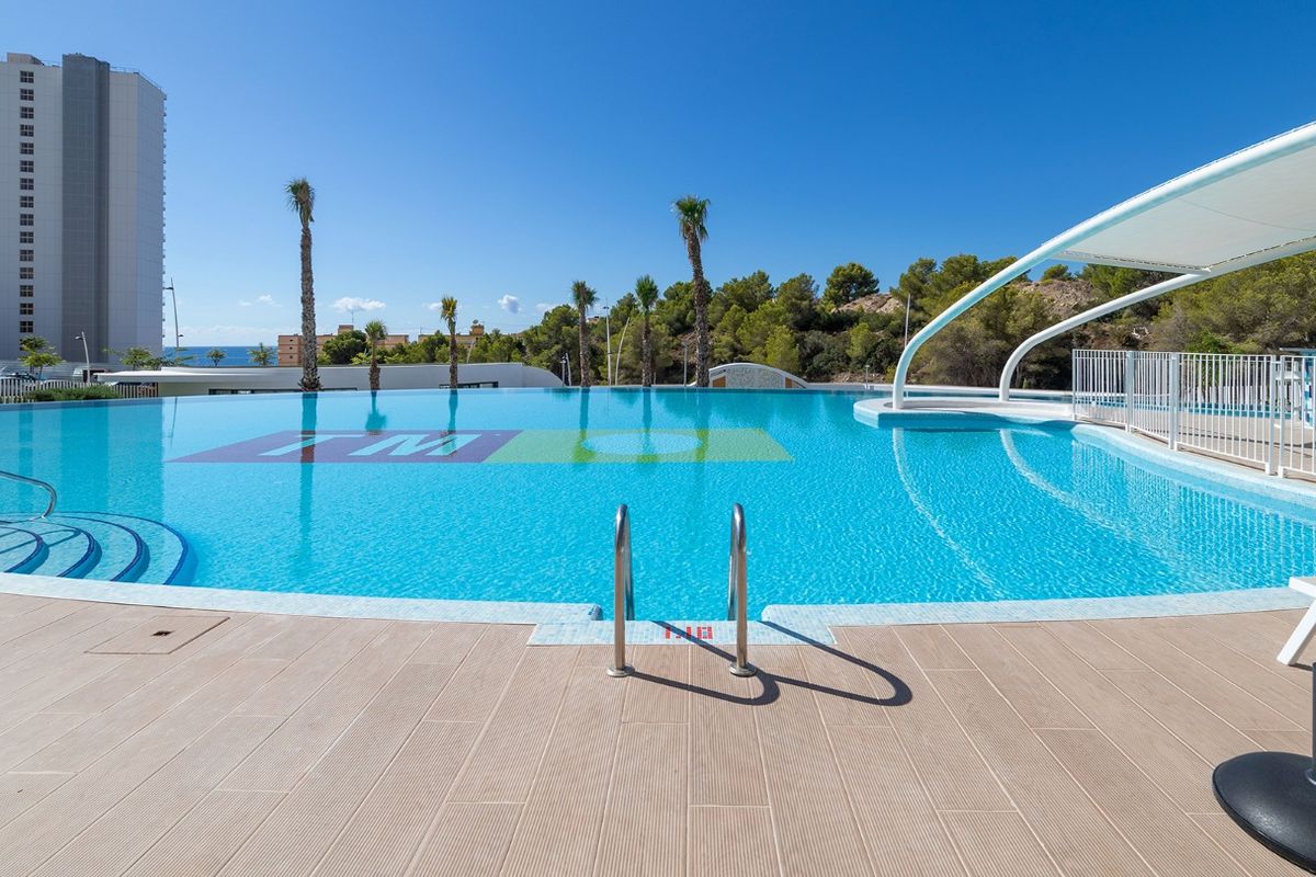 Groot zwembad bij het 2-slaapkamer appartement in Benidorm, ideaal om te ontspannen.