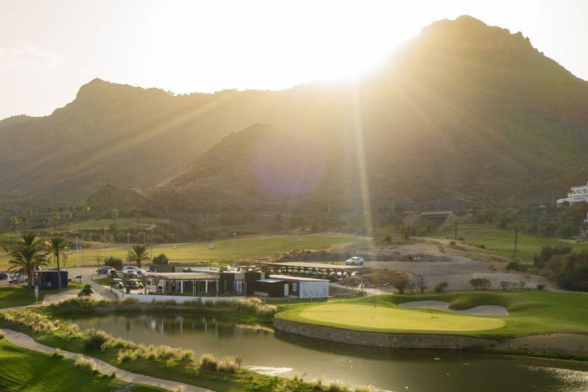 Pittoresk uitzicht op een golfbaan in Pulpi, Almeria, met bergen op de achtergrond. Ideale plek om te relaxen.