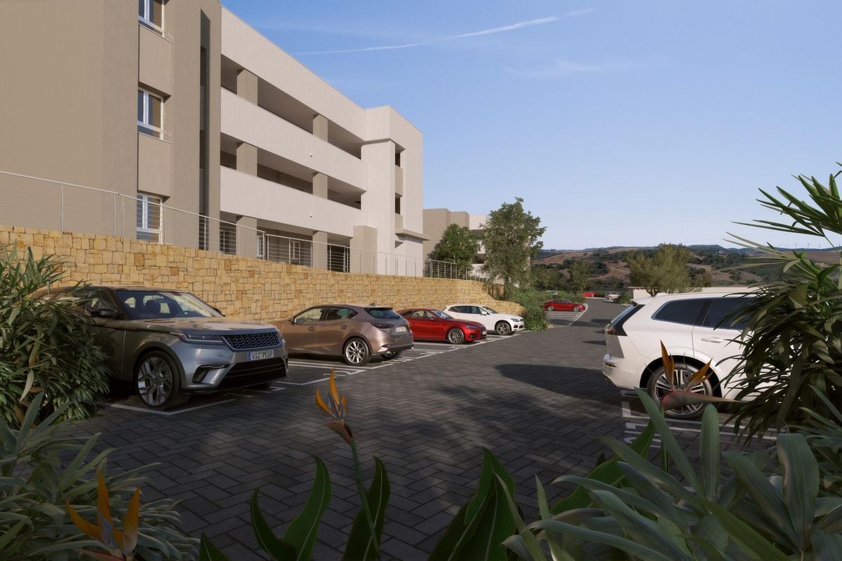 Parkeerplaats voor bewoners bij het appartementencomplex in Estepona, omgeven door groen en modern ontwerp.