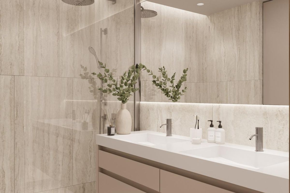 Elegante badkamer met dubbele wastafels en strak ontwerp, gelegen in een 2-slaapkamer appartement, Estepona.