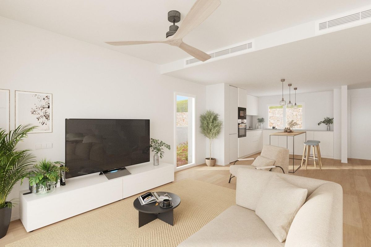 Ruimtelijke woonkamer met keuken en comfortabele zitplaatsen in een woning in Finestrat.