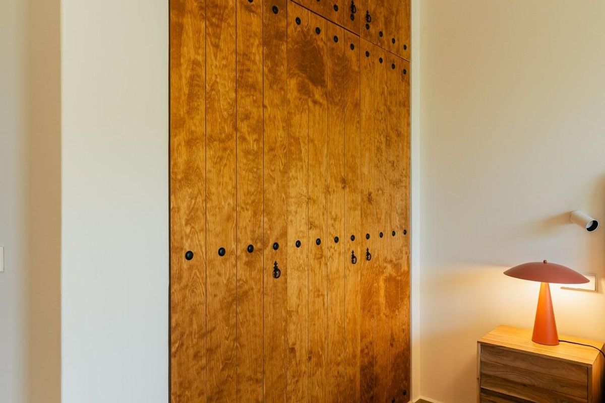 Houten kast in een heldere gang van een 3-slaapkamer villa in Jávea Xàbia, met natuurlijk licht.