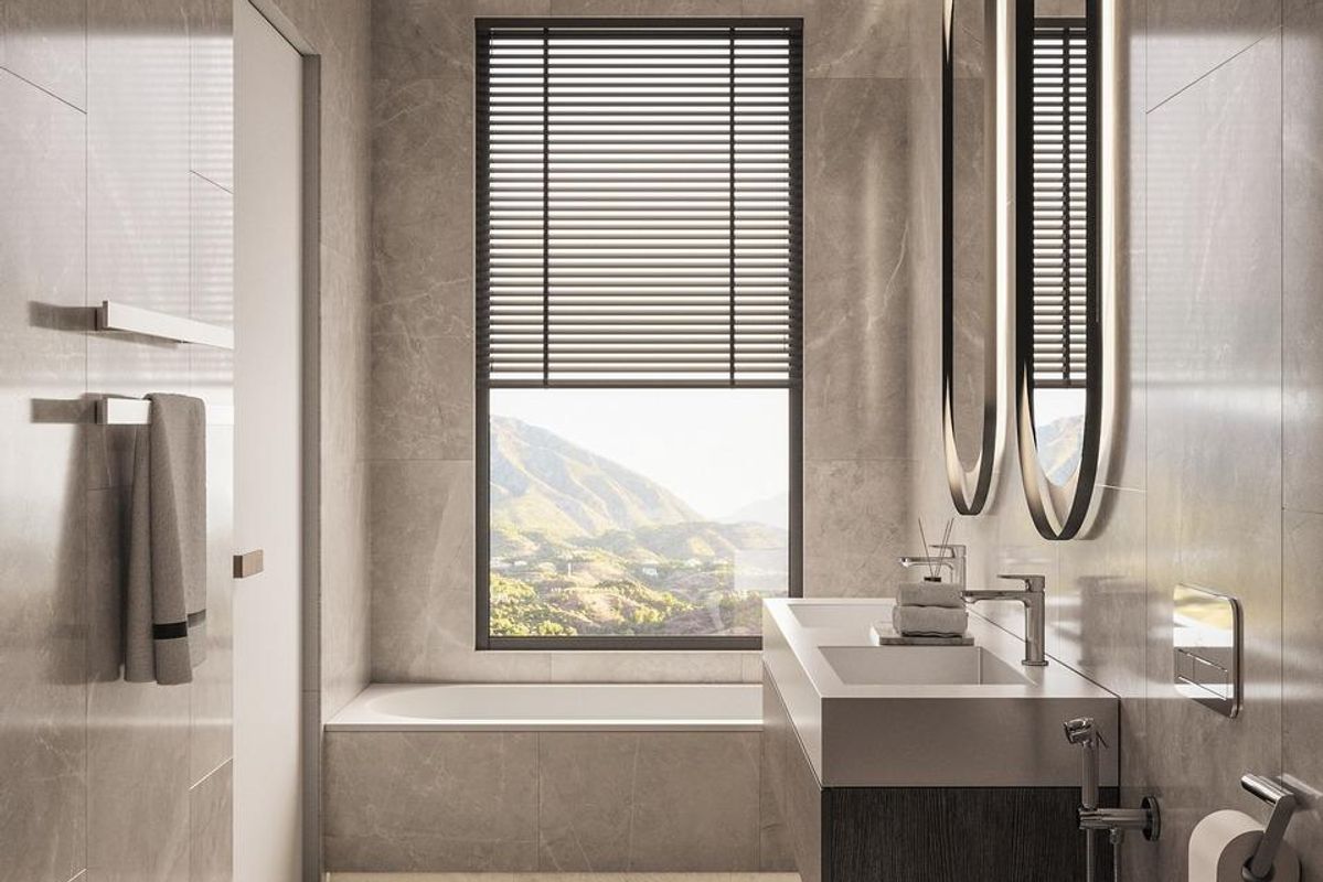 Heldere badkamer met een prachtig uitzicht en strak design in een villa in Mijas.