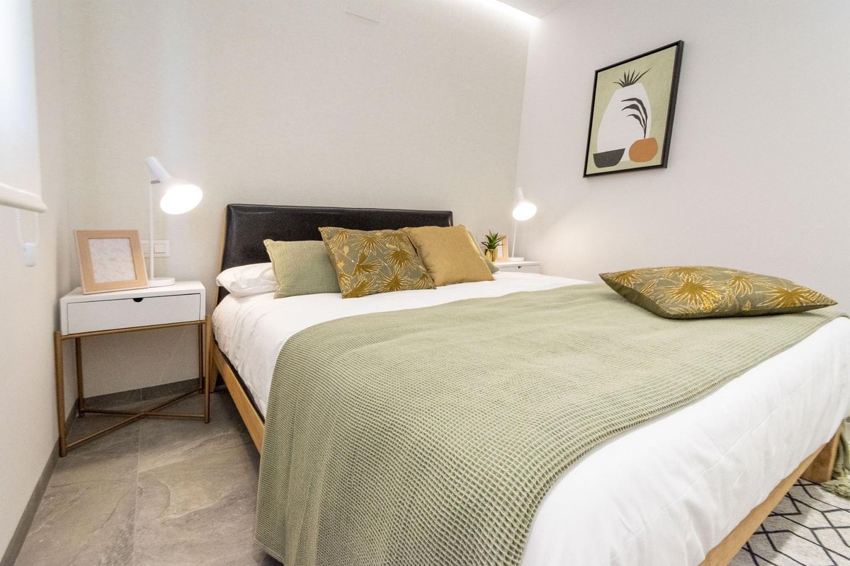 Een andere hoek van een stijlvolle slaapkamer met decoratieve kussens, in een ruime 3-slaapkamer villa in Pilar de La Horadada.