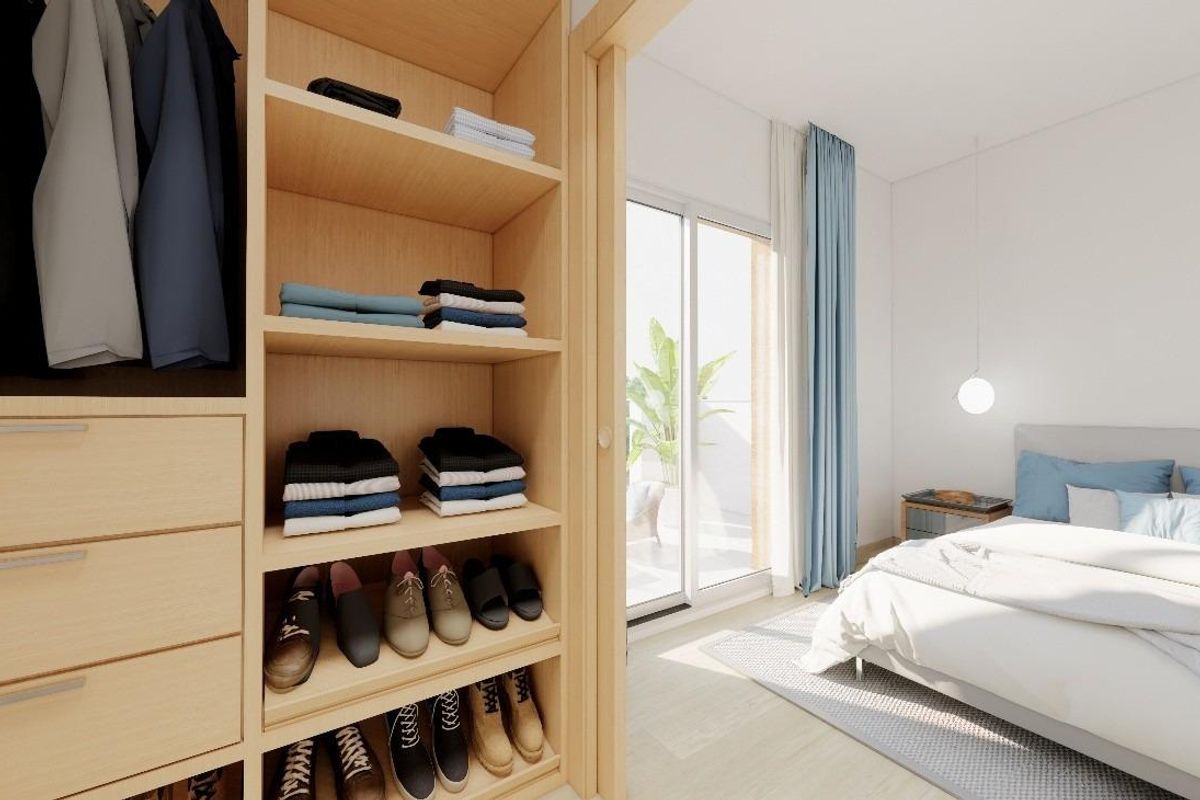 Stijlvolle opbergruimte in een slaapkamer van een 3-slaapkamer townhouse, met georganiseerde planken in Los Alcazares, Spanje.