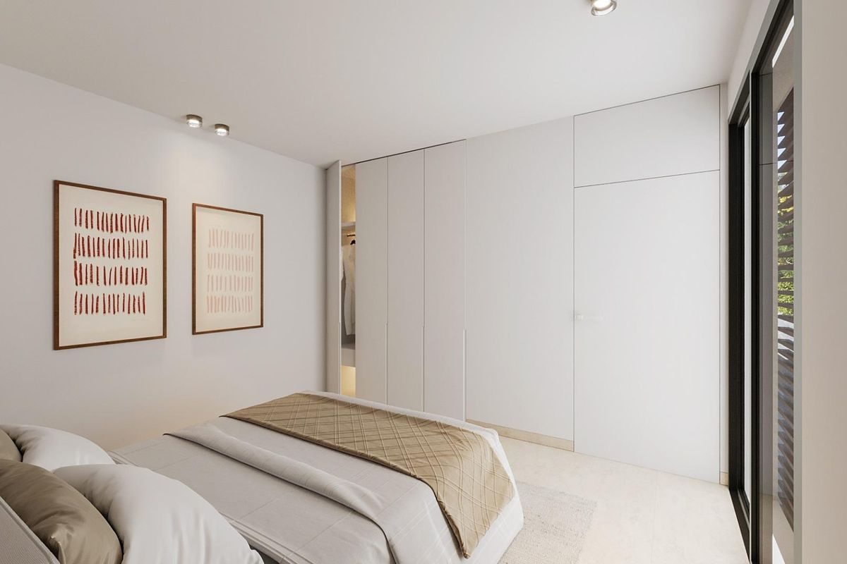 Gezellige slaapkamer met een zacht bed en natuurlijk licht, onderdeel van een 3-slaapkamer appartement op de begane grond in Estepona.