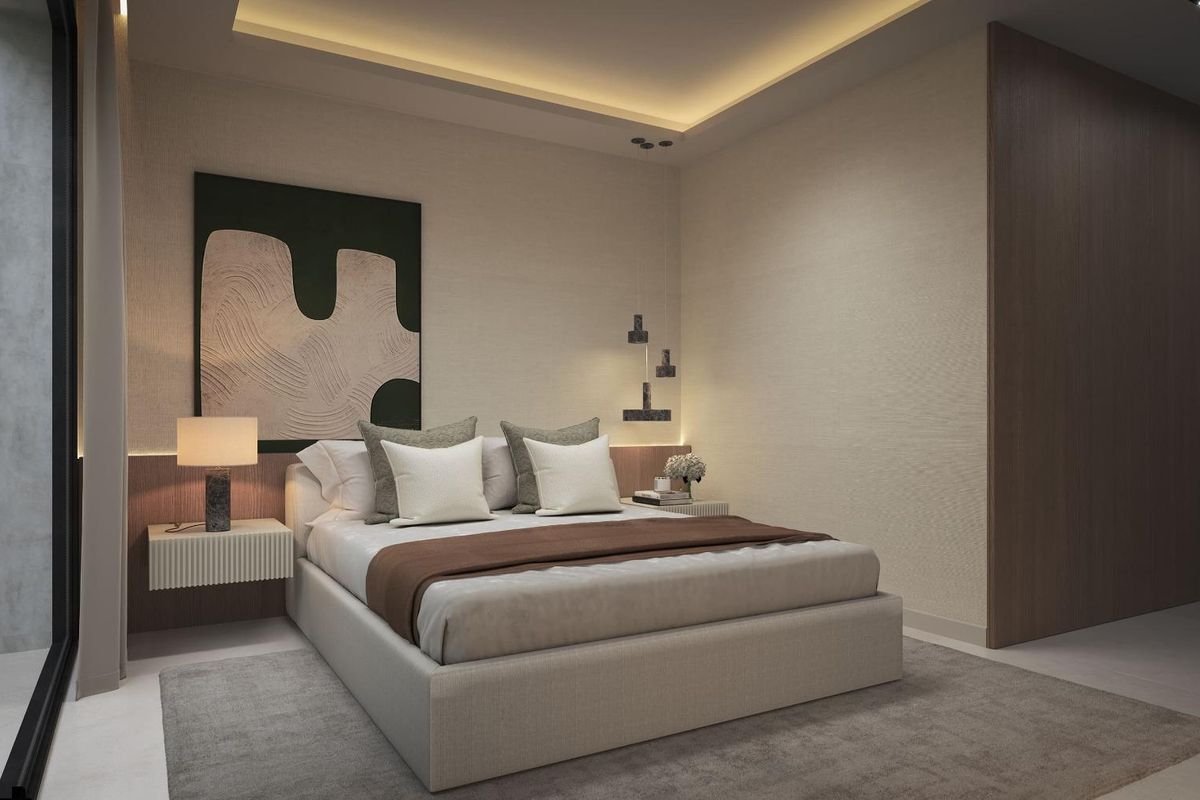 Moderne slaapkamer in een villa in estepona. beschikt over een neutraal kleurenpalet, een muur met textuur en een eigentijds decor.