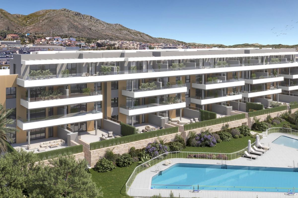 Buitenaanzicht van een modern appartement met 2 slaapkamers in Torremolinos, met zwembad en tuinen.