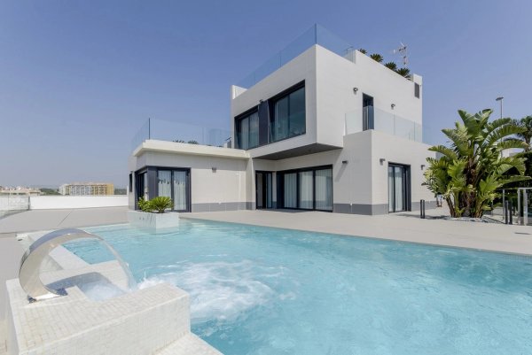 Moderne 3-slaapkamer villa in Orihuela Costa, met een stijlvolle zwembad en glazen balkon met uitzicht op de tuin.