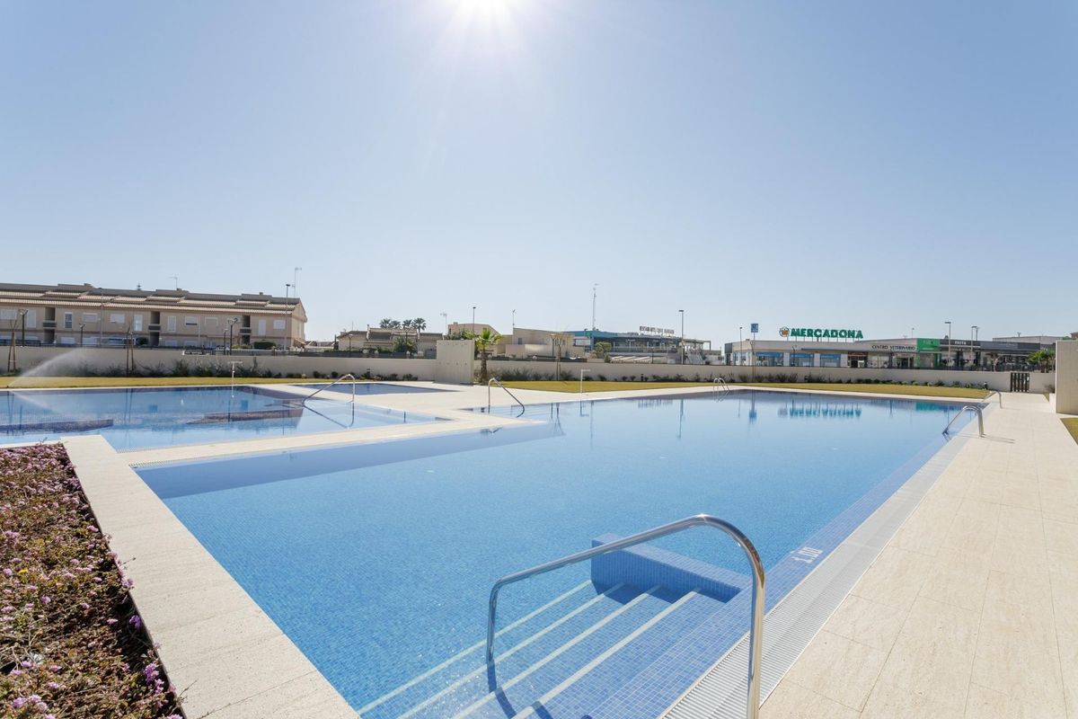 NIEUWBOUW GESLOTEN URBANISATIE IN TORREVIEJA OP SLECHTS 700M VAN HET STRAND