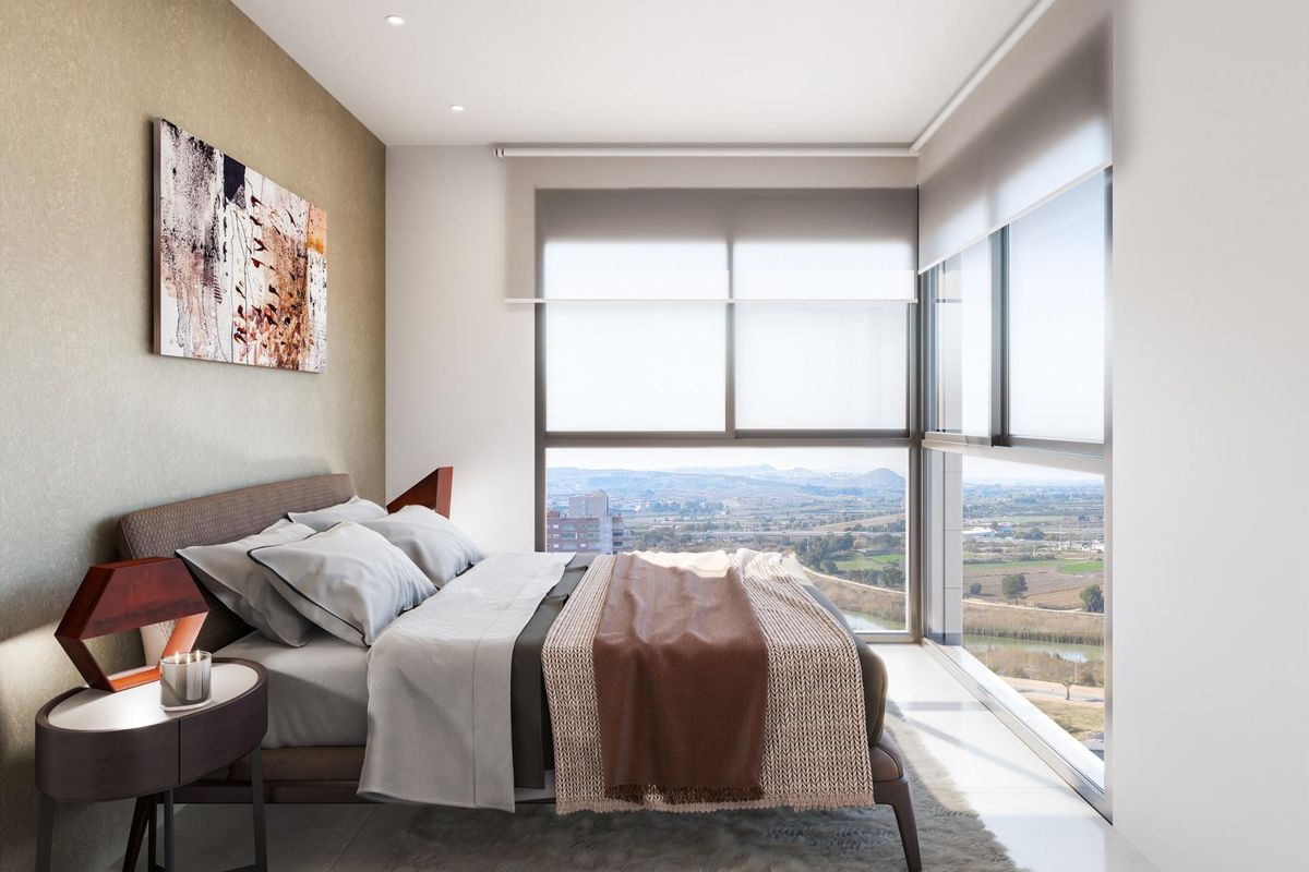 Chique en luchtige slaapkamer met panoramisch uitzicht in een appartement in Guardamar del Segura.