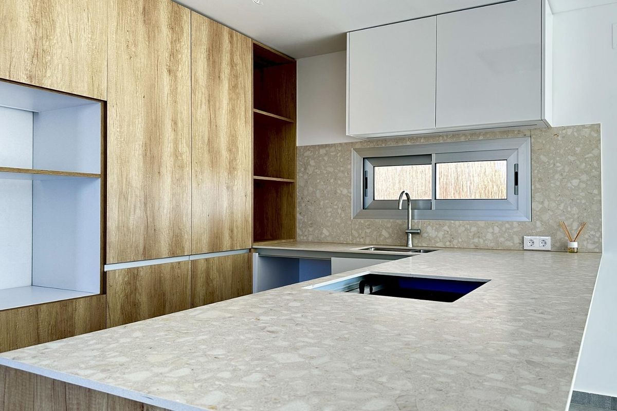 Close-up van een moderne keuken met kasten en een hedendaagse gootsteen in de villa in Algorfa, Costa Blanca Zuid.