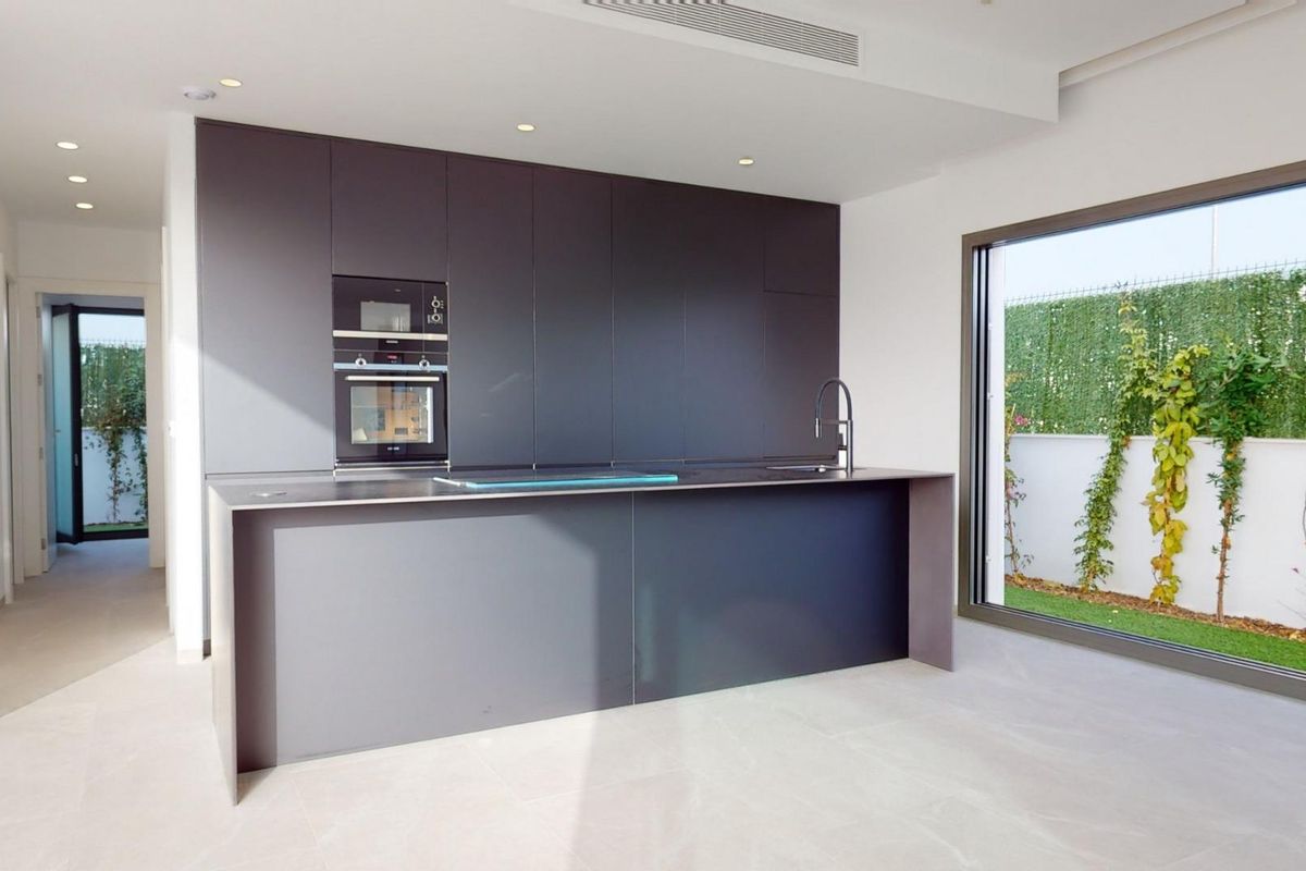 Close-up van het keukengedeelte met elegante afwerkingen en functionaliteit in de villa in Los Alcazares.