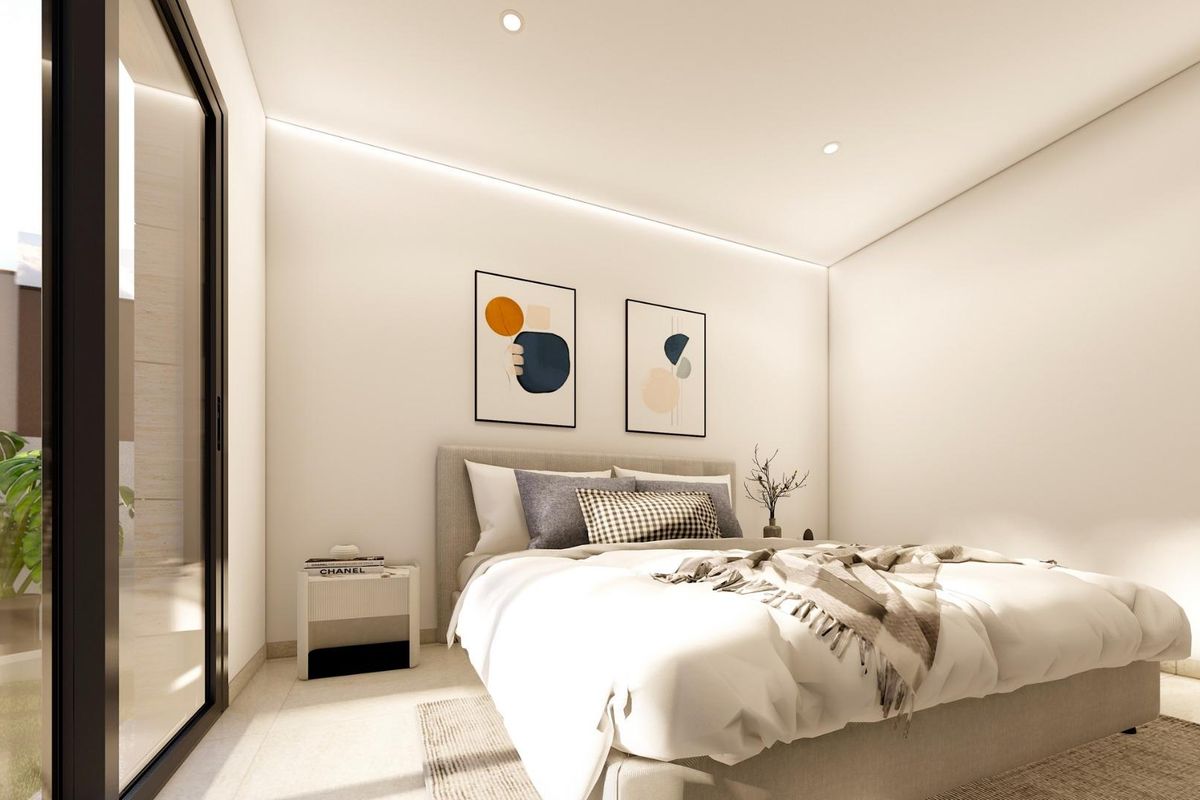 Gezellige slaapkamer met een hedendaags design, onderdeel van een appartement op de begane grond in San Pedro del Pinatar, Costa Calida.