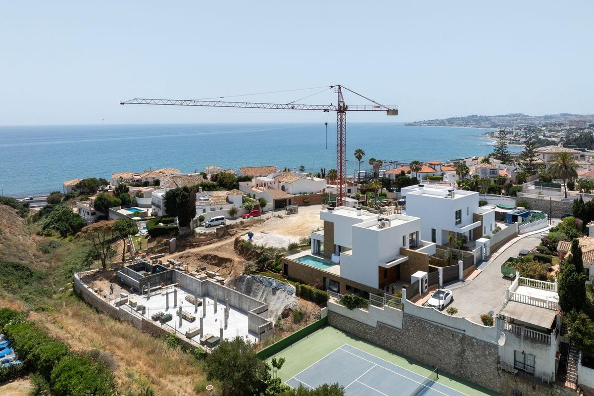 Bouwplaats in Mijas, Costa del Sol, met nieuwe villa-ontwikkeling en zeezicht.