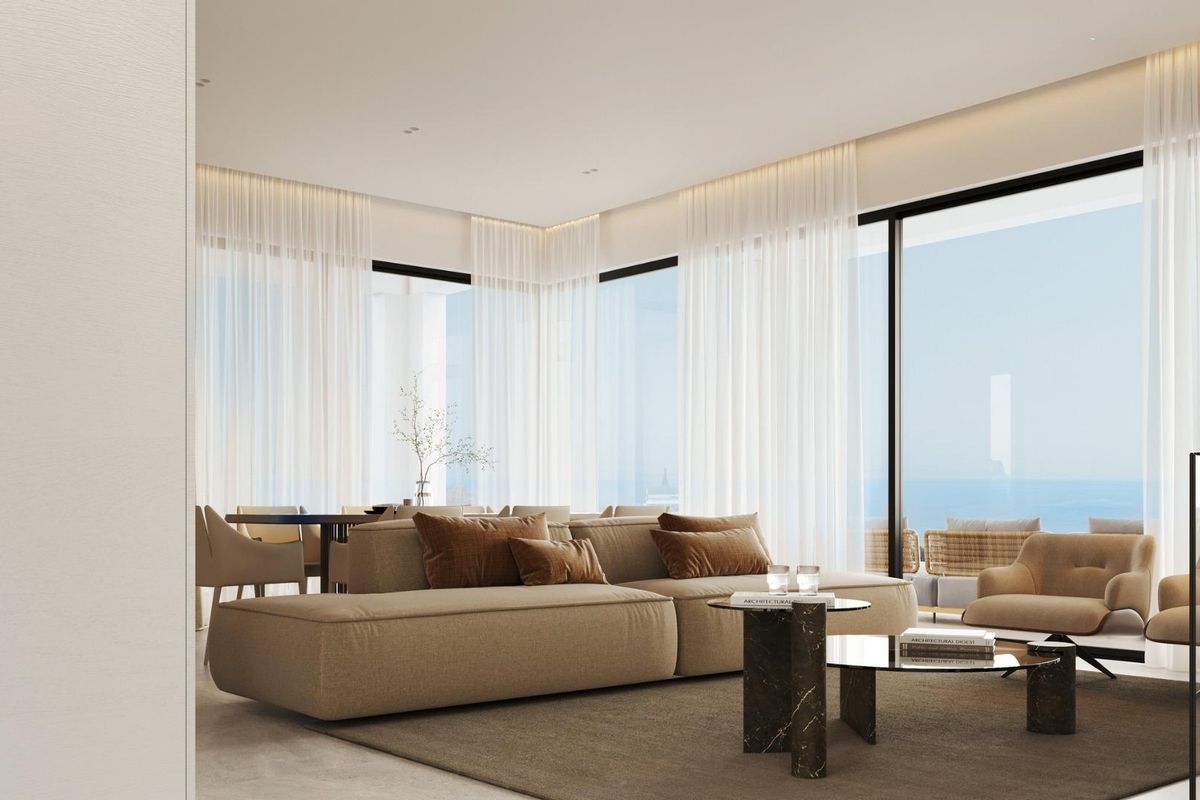 Open woonruimte in villa in Mijas, met veel licht en prachtig uitzicht op de kust.