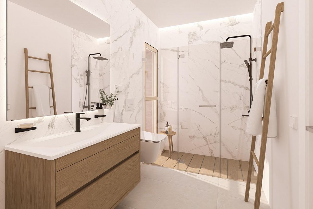 Moderne badkamer met elegante armaturen in het appartement op de begane grond in Estepona.