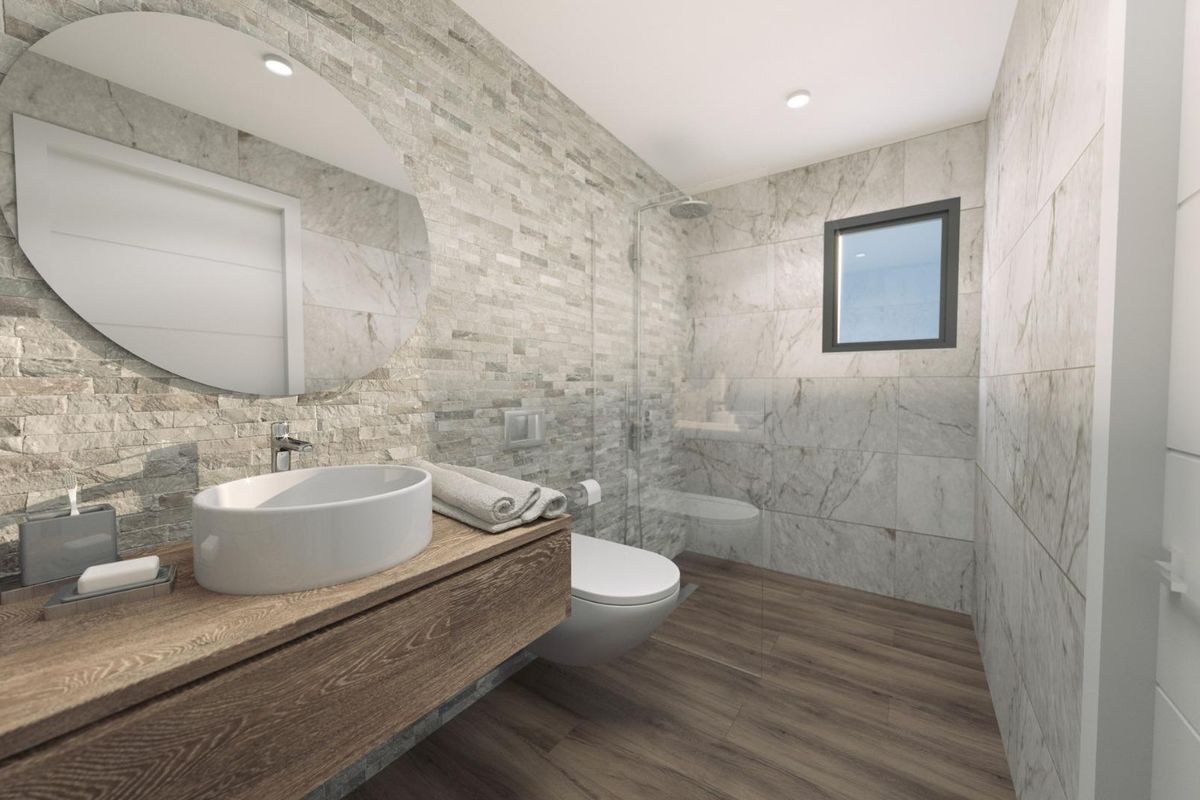 Moderne badkamer in een villa in Costa Blanca, met stijlvolle tegels en moderne meubelen.