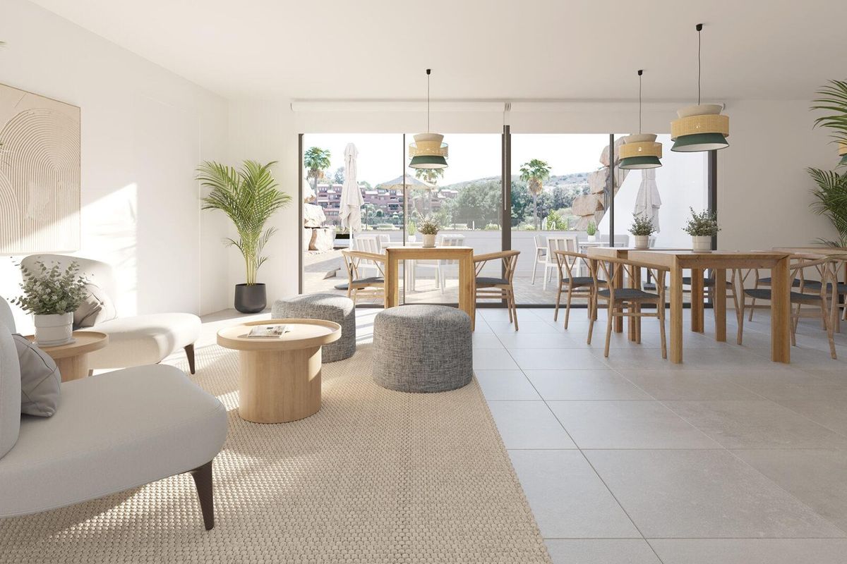 Stijlvolle eetruimte met natuurlijk licht in een 2-slaapkamer appartement, met functioneel ontwerp in Estepona.
