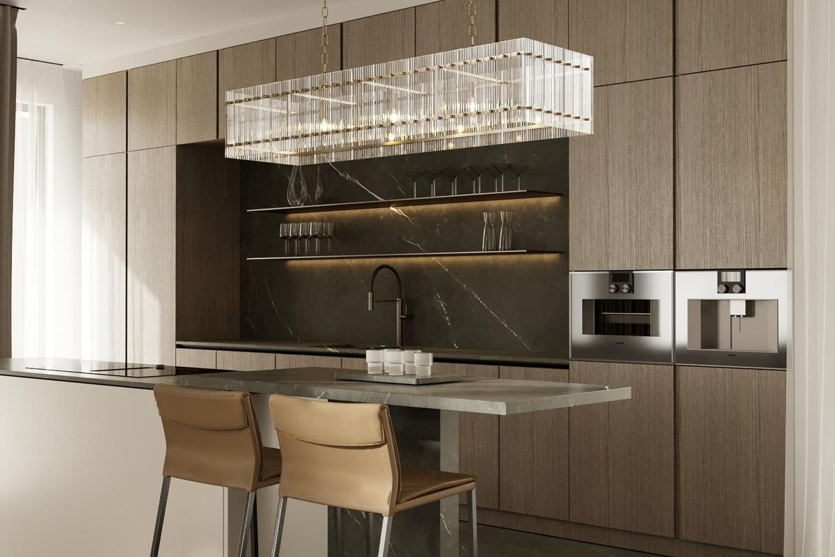 Strak keukenontwerp in de villa in Marbella met luxe apparaten en een elegante bar.