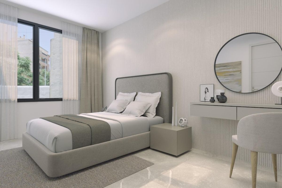 Gezellige slaapkamer met moderne decor in 2-slaapkamer penthouse, Torrevieja, met natuurlijk licht.