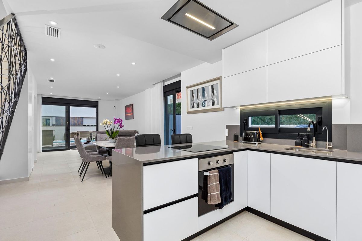 Moderne keuken in een 4-slaapkamer townhouse in Guardamar del Segura, met strakke apparaten en afwerkingen.