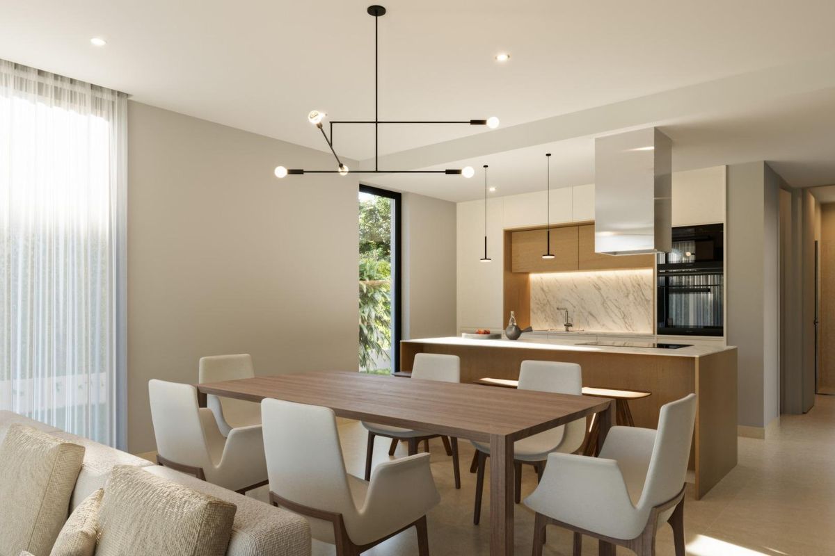 Moderne eetruimte met houten tafel en keuken in een 3-slaapkamer villa in Finestrat, Costa Blanca Noord.