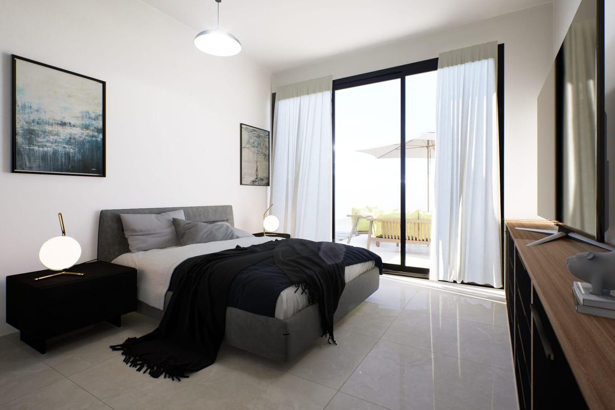 Helder hoofdslaapkamer in een 3-slaapkamer villa in Fortuna, Spanje, die leidt naar een privéterras.