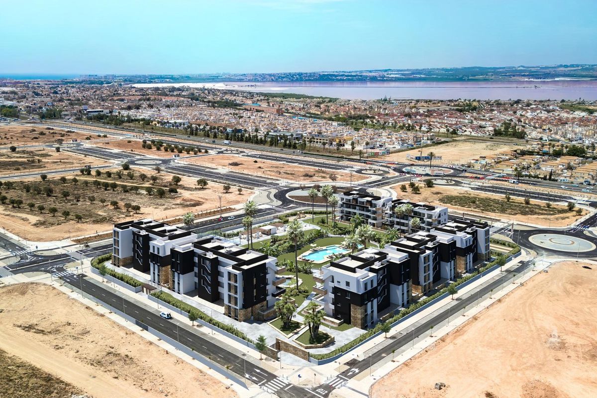Bovenaanzicht van een modern wooncomplex met voorzieningen in Torrevieja, Spanje.