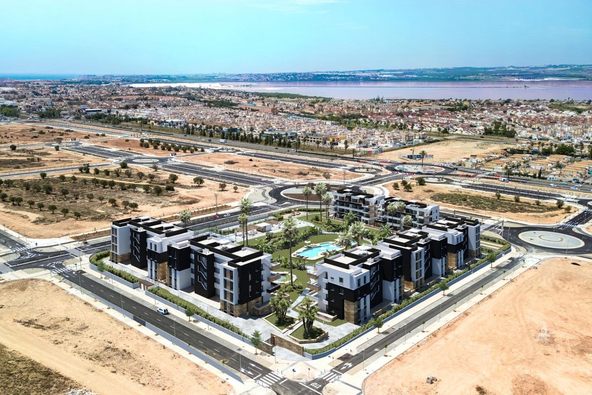 Luchtfoto van de nieuwe woonontwikkeling met voorzieningen en landschap in Torrevieja, Spanje.