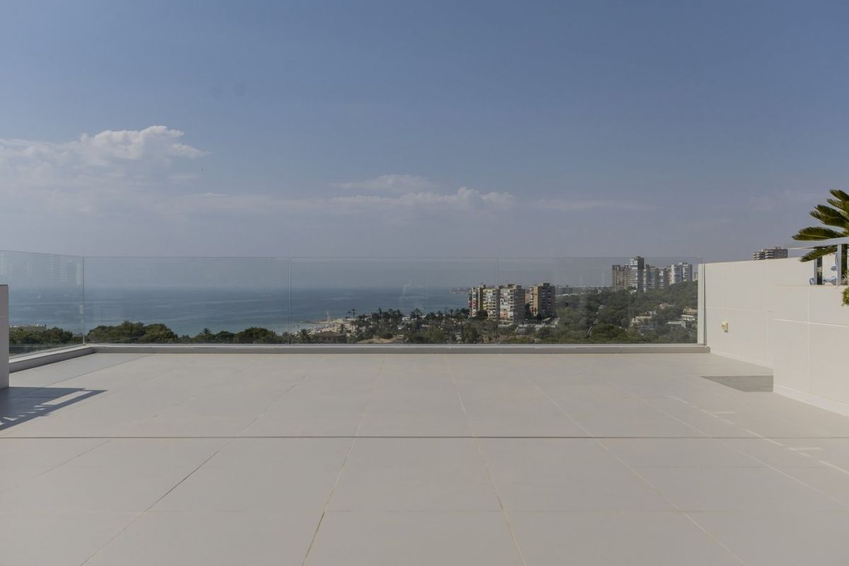 Helder uitzicht vanaf de bovenverdieping van de villa in Orihuela Costa, met het mooie kustlandschap hieronder.