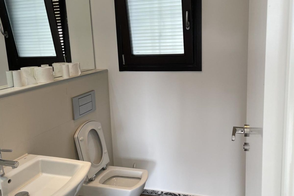 Moderne badkamer met wastafel en toilet, witte tegels in een 4-slaapkamer villa in Moraira Teulada.