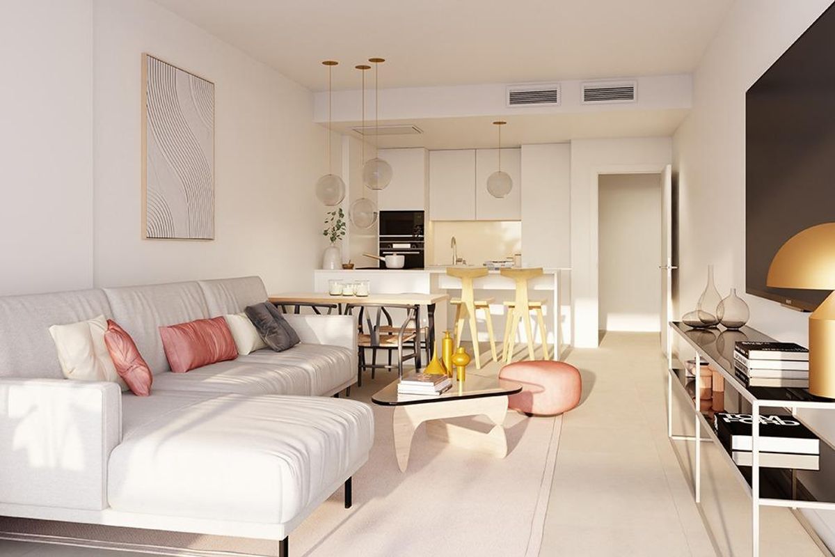 Moderne woonruimte en keuken in het appartement in San Roque, helder en uitnodigend.