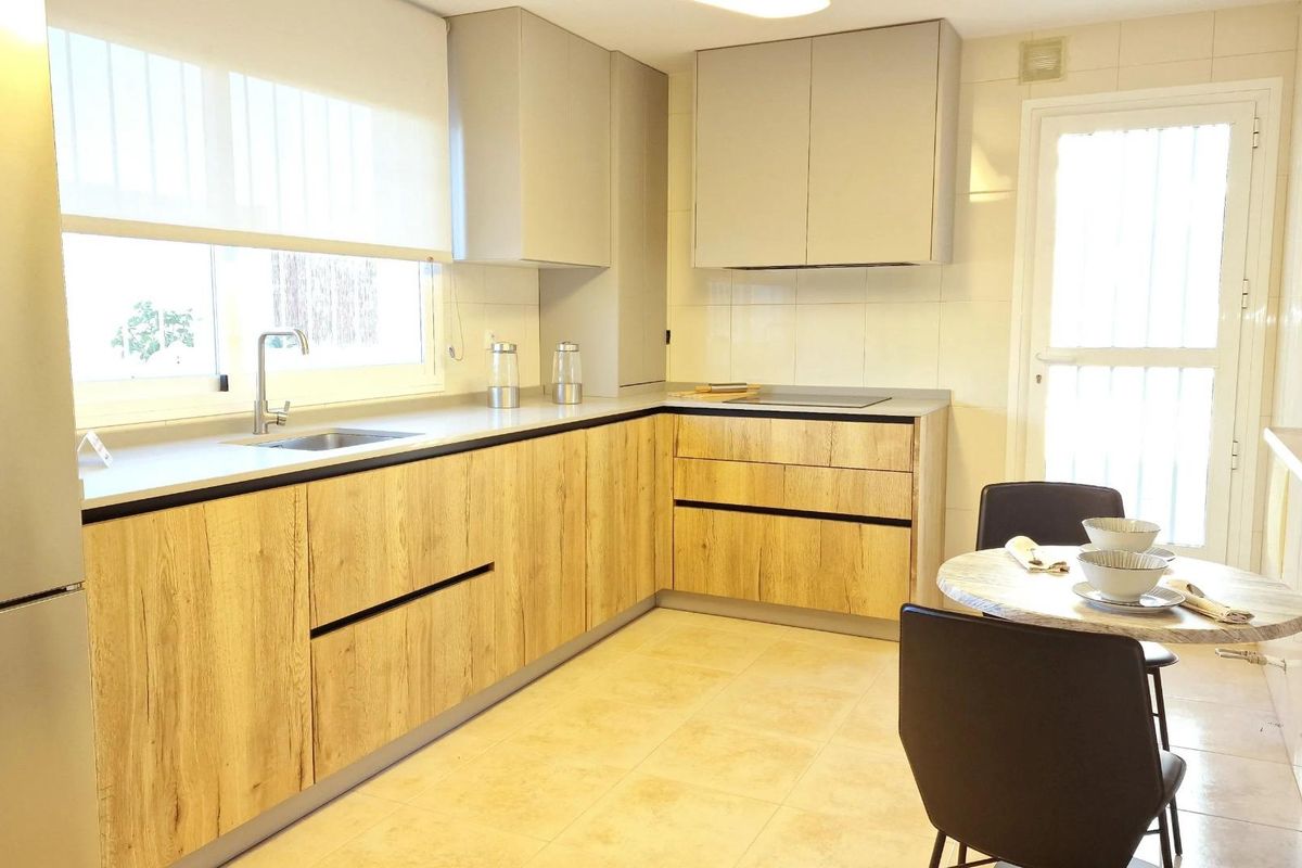 Heldere keuken in de villa in Lorca, uitgerust met moderne apparaten en een gezellige eetplek.